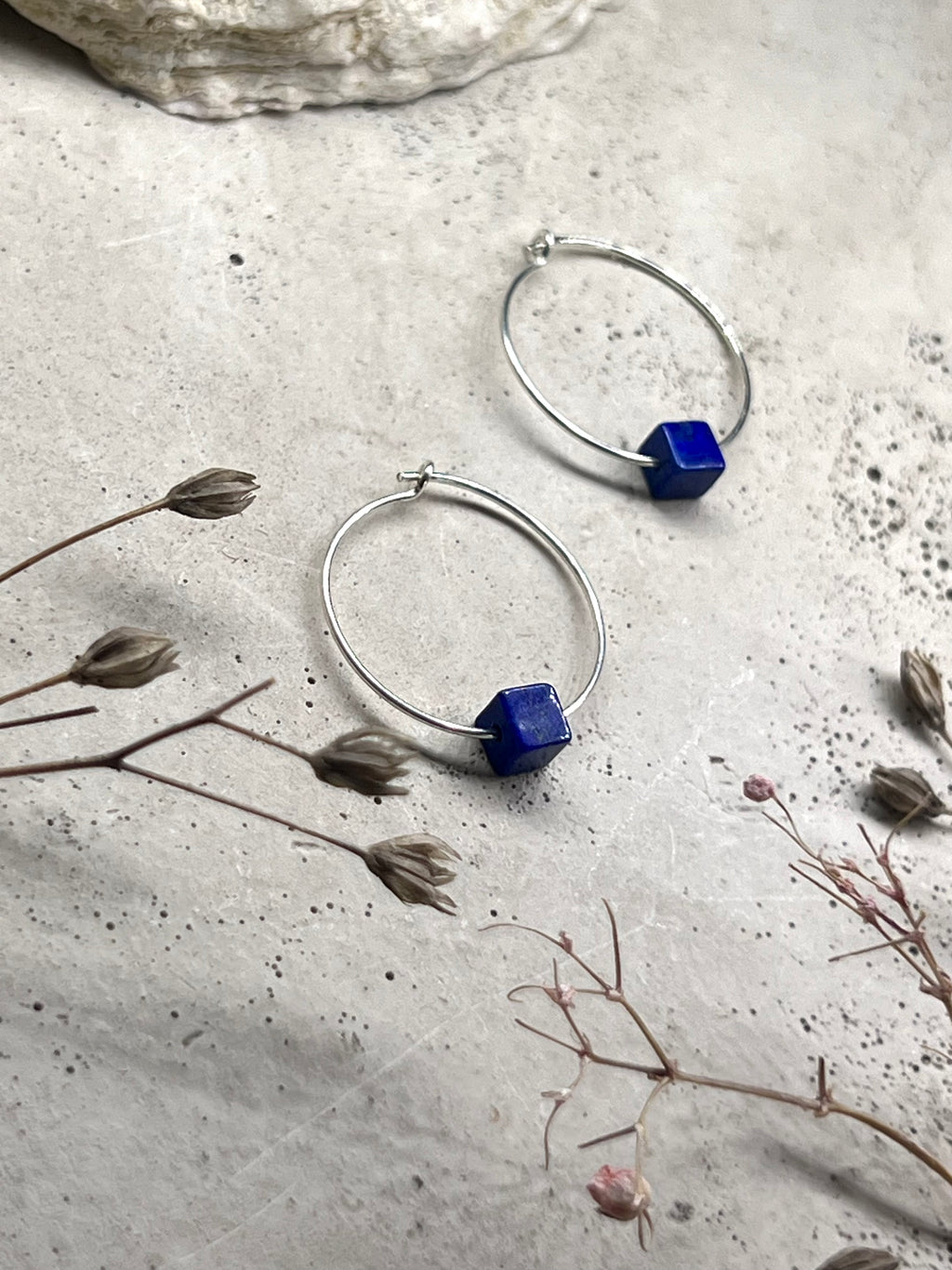Yulia Silbercreolen mit Lapislazuli