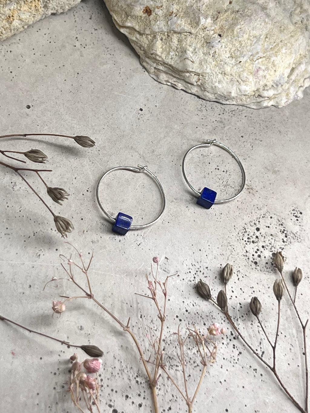 Yulia Silbercreolen mit Lapislazuli